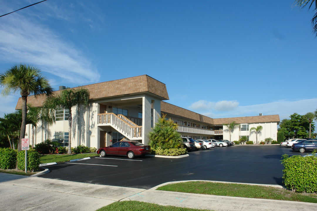 310 Lake Shore Dr in West Palm Beach, FL - Foto de edificio