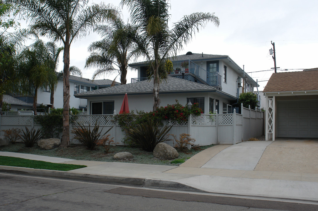 Crown Point Apartments in San Diego, CA - Building Photo