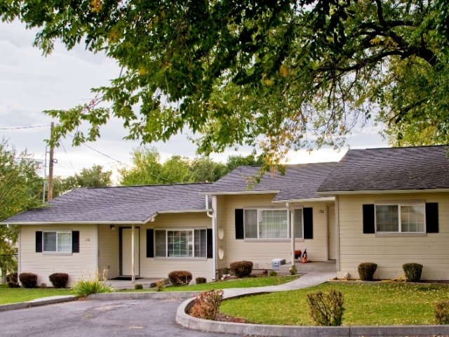 Menta Park in Madras, OR - Building Photo