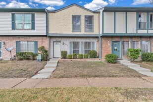 7700 Creekbend Dr in Houston, TX - Building Photo