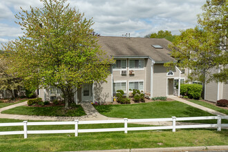 211 Green Meadows Way in Chester, NY - Building Photo - Building Photo