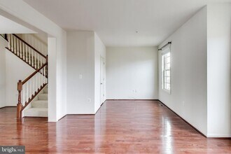 13411 Deer Highlands Way in Silver Spring, MD - Foto de edificio - Building Photo