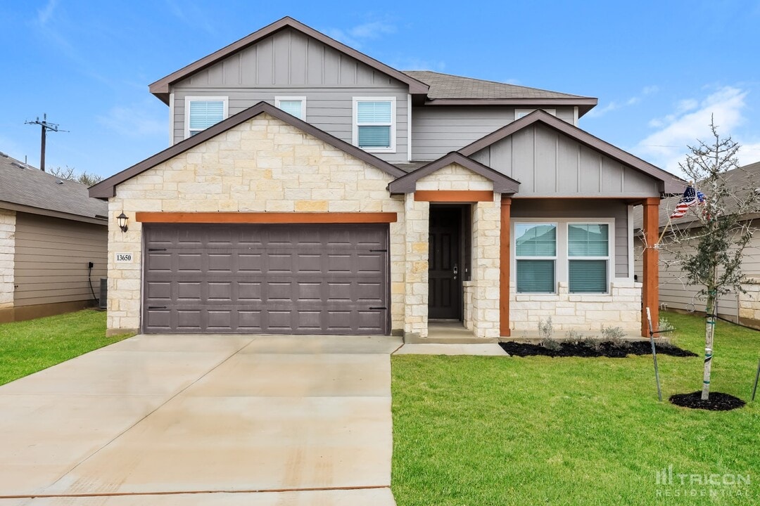 13650 Paxton Blvd in Saint Hedwig, TX - Building Photo