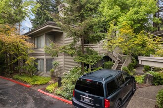 The Carlyle in Bellevue, WA - Foto de edificio - Building Photo