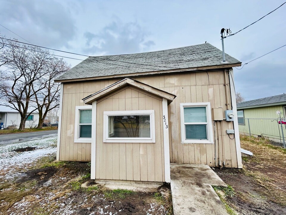 3213 N Alder St in La Grande, OR - Building Photo