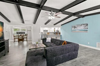 1470 Ridgelane Rd in Clearwater, FL - Foto de edificio - Building Photo