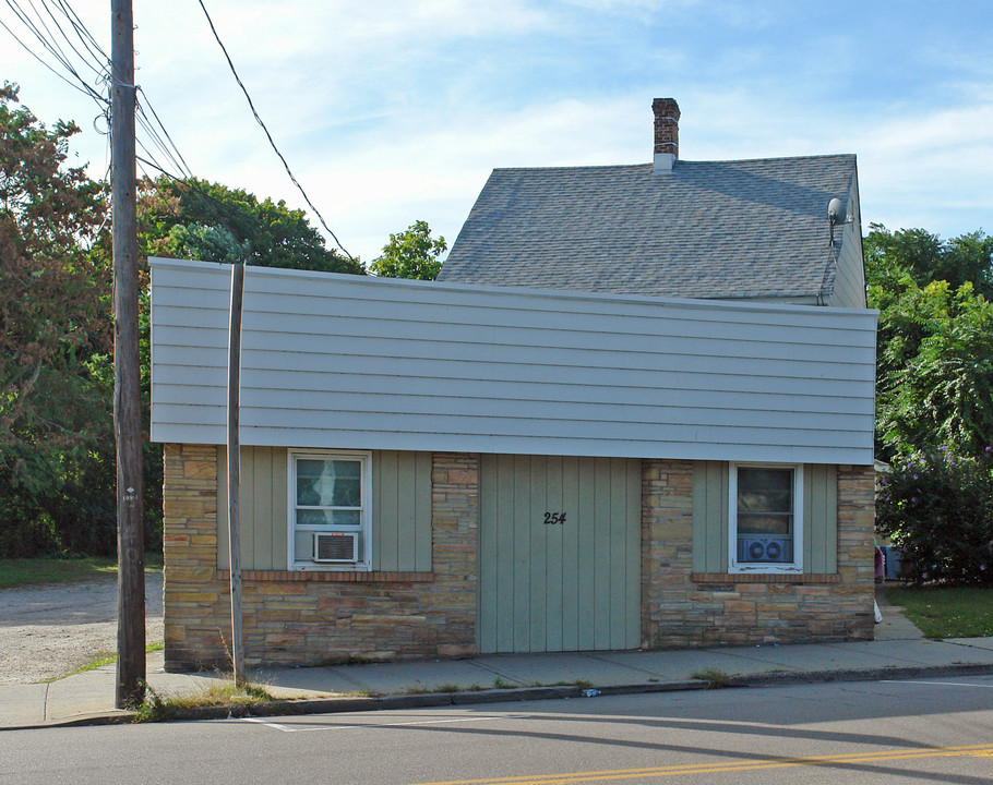 254 W Main St in Patchogue, NY - Building Photo