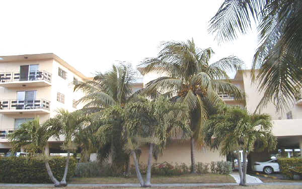 Enclave Shores in North Miami Beach, FL - Building Photo - Building Photo