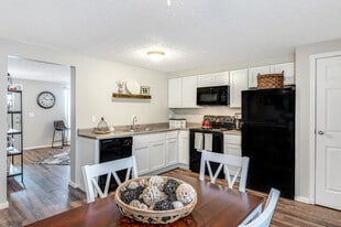 Worthington Commons in Columbus, OH - Building Photo