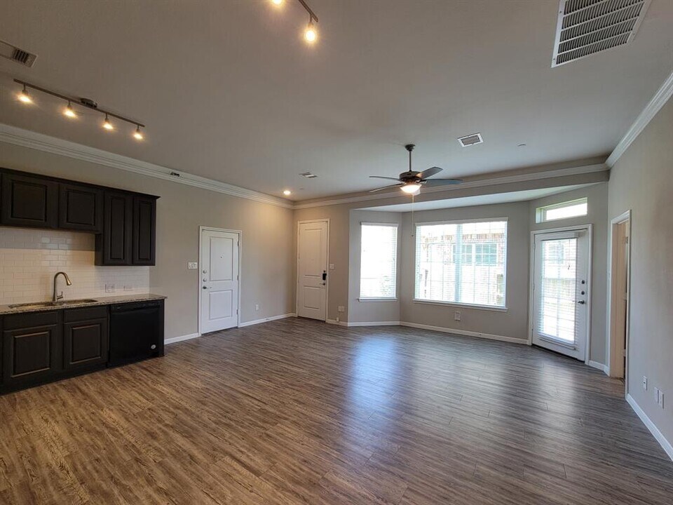 7486 Woo St in Pearland, TX - Foto de edificio