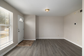 1000 E Grand Ave in Carbondale, IL - Building Photo - Interior Photo