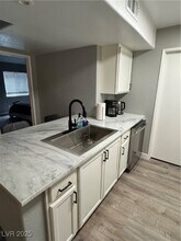 7885 W Flamingo Rd in Las Vegas, NV - Building Photo - Building Photo