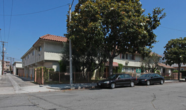 215 E Valencia Ave in Los Angeles, CA - Building Photo - Building Photo