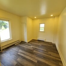 302 Silver St, Unit 304.5 in Bennington, VT - Building Photo - Building Photo