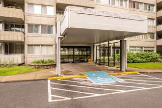 Le Manoir (Phase 2) in Montréal, QC - Building Photo - Building Photo