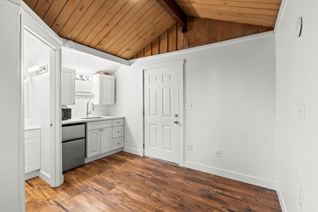 property at 10818 Lakeview Ave SW