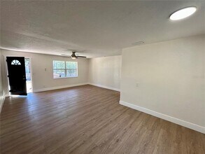 18812 Carr Dr in Lutz, FL - Building Photo - Building Photo