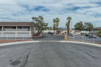 Azure Crest Townhomes in Las Vegas, NV - Foto de edificio - Building Photo