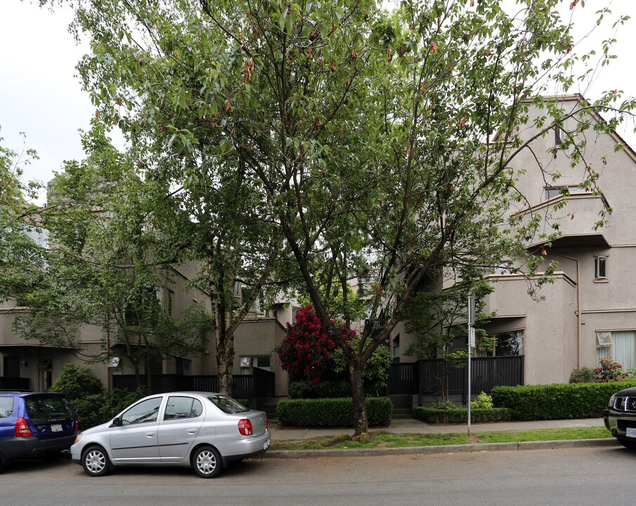 Laurel Court in Vancouver, BC - Building Photo