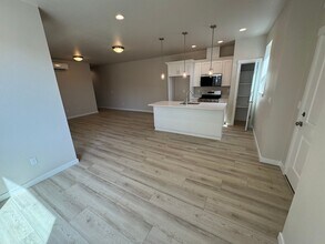 1420 SE Hankel St in Dallas, OR - Building Photo - Building Photo