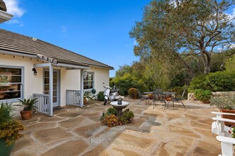 1717 Paterna Rd in Santa Barbara, CA - Foto de edificio - Building Photo