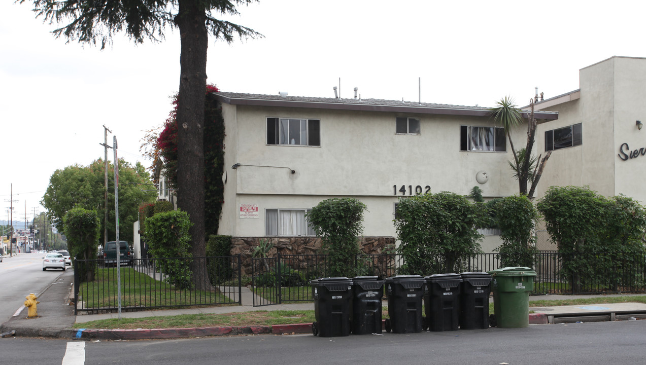 14102 Delano St in Van Nuys, CA - Building Photo