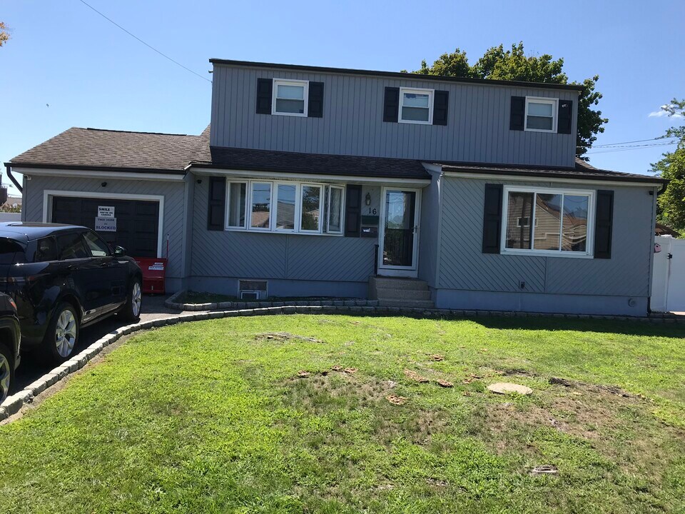 16 Harrison St in Brentwood, NY - Building Photo