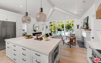 1330 N Wetherly Dr in Los Angeles, CA - Building Photo - Building Photo