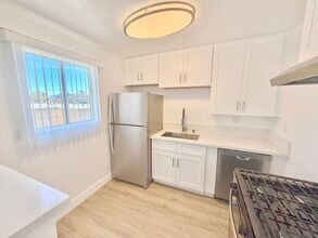 12745 Venice Blvd in Los Angeles, CA - Foto de edificio - Building Photo