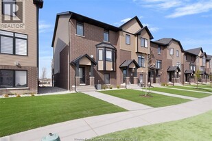 725 Brownstone Dr in Lakeshore, ON - Building Photo