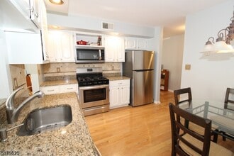 11 Heritage Dr in Chatham Township, NJ - Building Photo - Building Photo