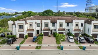 403 NE 212th St in North Miami Beach, FL - Building Photo