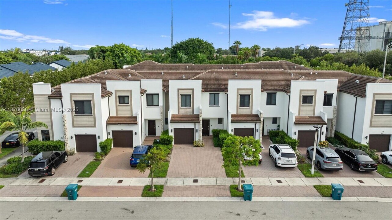 403 NE 212th St in North Miami Beach, FL - Building Photo