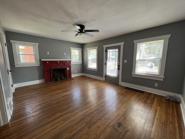 935 E Delmar St in Springfield, MO - Foto de edificio - Building Photo