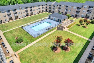 303 Country Club Dr NE in Concord, NC - Foto de edificio - Building Photo