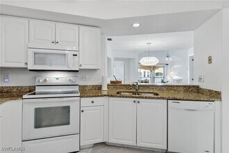 1044 Woodshire Ln in Naples, FL - Foto de edificio - Building Photo