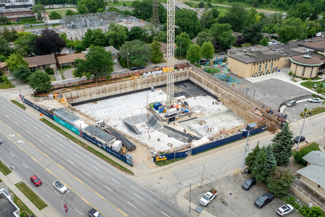 1107A Main St W in Hamilton, ON - Building Photo