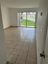 212 Palm Cir E in Pembroke Pines, FL - Building Photo - Building Photo