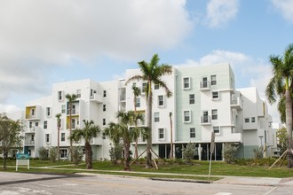 Dr. Kennedy Homes in Fort Lauderdale, FL - Foto de edificio - Building Photo