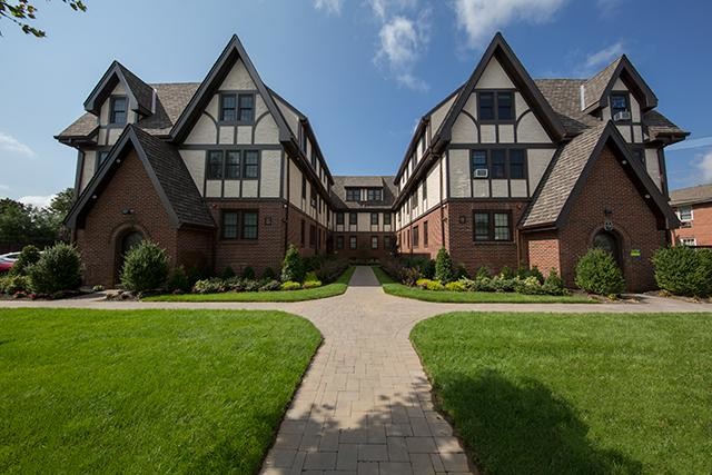 Fairfield Tudor At Bay Shore in Bay Shore, NY - Foto de edificio