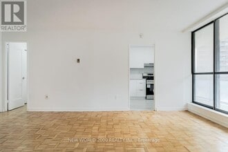 101-101 Roehampton Ave in Toronto, ON - Building Photo - Building Photo