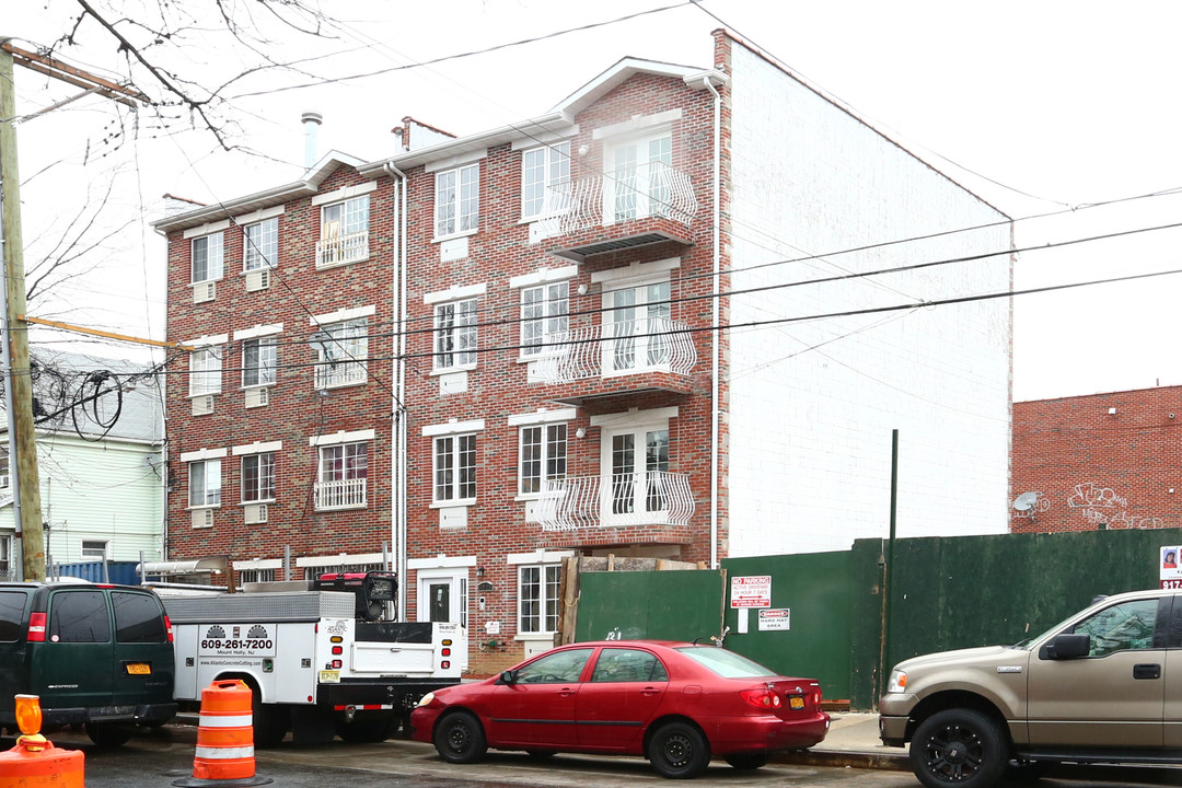 4315 108th St in Corona, NY - Building Photo