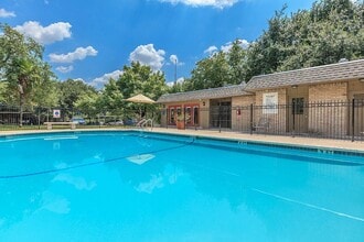 Town View in San Antonio, TX - Foto de edificio - Building Photo