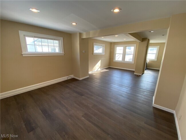 5161 Greenhurst Dr in Maple Heights, OH - Building Photo - Building Photo
