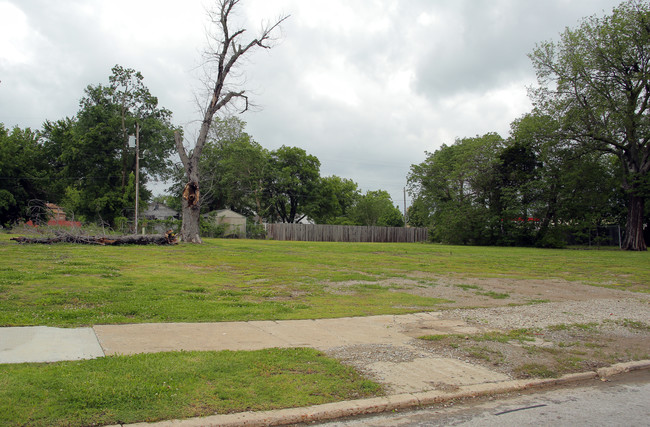 2432 E 5th Pl in Tulsa, OK - Foto de edificio - Building Photo