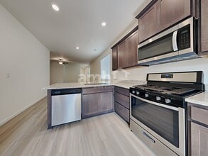 1229 W 16th Ave in La Center, WA - Building Photo - Building Photo