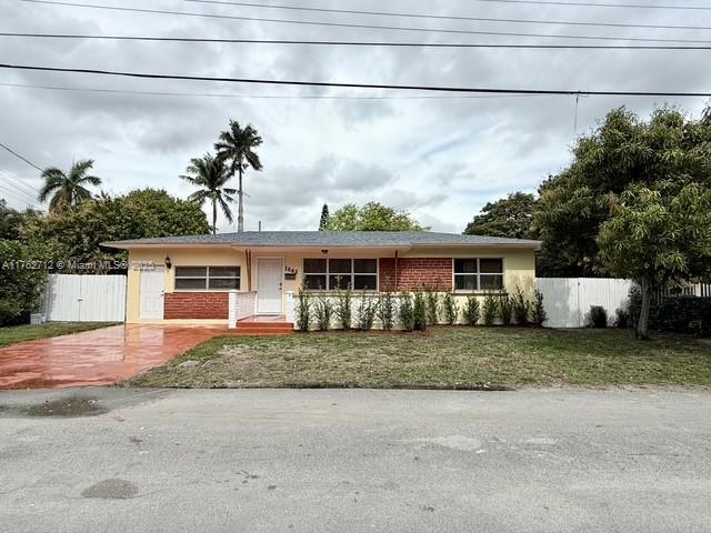 1642 NE 124th Ln in North Miami, FL - Foto de edificio