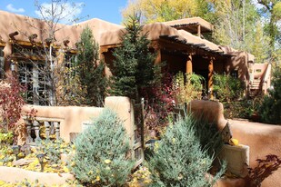 519 La Lomita Rd in Taos, NM - Building Photo