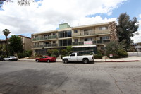 8211 Owensmouth Ave in Canoga Park, CA - Building Photo - Building Photo