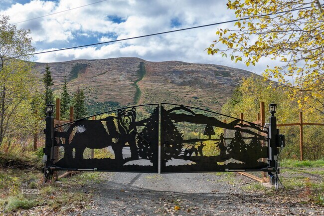 525 Wolf Dr in Anchorage, AK - Building Photo - Building Photo